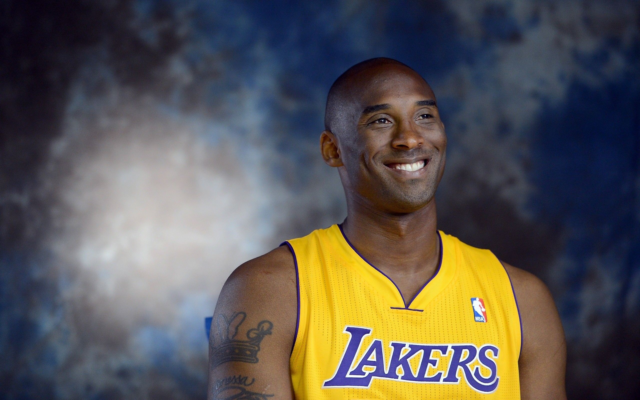 由于左膝内 由于左膝内